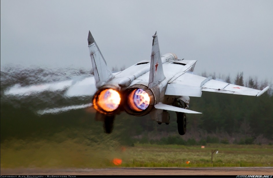 MiG-31 ditenagai 2 × Soloviev D-30F6 afterburning turbofan