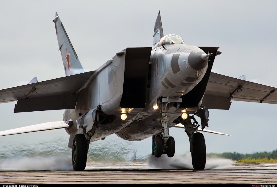 Dengan sepasang mesin besar, MiG-31 mampu melakukan operasi pencegatan SR-71 Blackbird