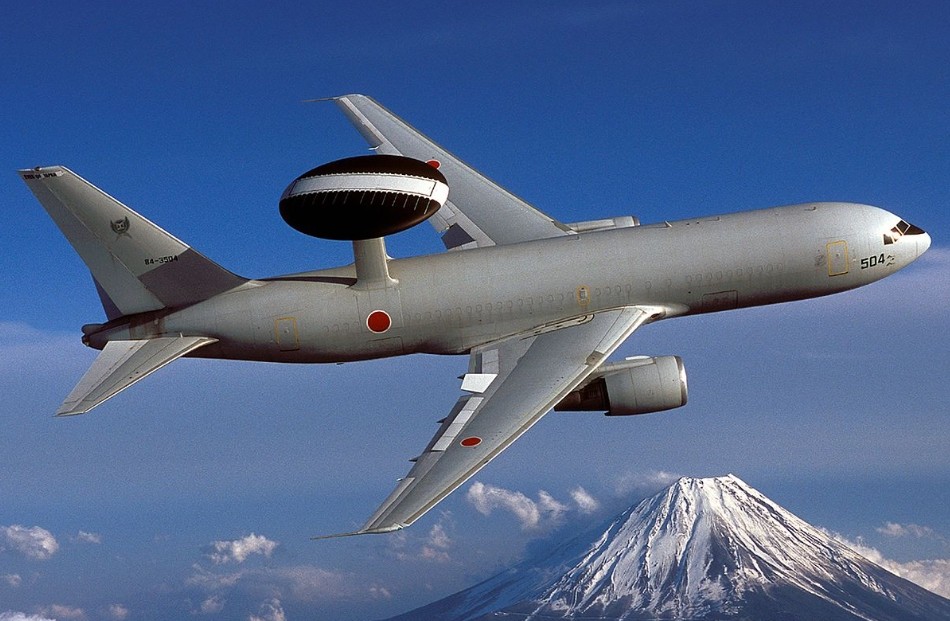 BOEING E-767 AWACS terbang diatas gunung Fuji. Jepang memiliki 4 unit pesawat ini.
