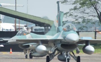 Pada saat Insiden Bawean, Indonesia masih dalam embargo militer terbatas oleh Amerika. Namun kesiapan F-16 masih bisa diandalkan. Buktinya adalah masih melakukan misi CAP jarak jauh hingga ke Aceh dalam rangka Operasi Militer di Aceh. F-16 dan pilotnya belum ada 20 menit pulang ke homebase dari opsmil di Aceh ketika panggilan kembali ke markas untuk melakukan VisID dikeluarkan oleh Komandan Skadron.