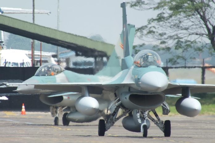Pada saat Insiden Bawean, Indonesia masih dalam embargo militer terbatas oleh Amerika. Namun kesiapan F-16 masih bisa diandalkan. Buktinya adalah masih melakukan misi CAP jarak jauh hingga ke Aceh dalam rangka Operasi Militer di Aceh. F-16 dan pilotnya belum ada 20 menit pulang ke homebase dari opsmil di Aceh ketika panggilan kembali ke markas untuk melakukan VisID dikeluarkan oleh Komandan Skadron. Pada saat Insiden Bawean, Indonesia masih dalam embargo militer terbatas oleh Amerika. Namun kesiapan F-16 masih bisa diandalkan. Buktinya adalah masih melakukan misi CAP jarak jauh hingga ke Aceh dalam rangka Operasi Militer di Aceh. F-16 dan pilotnya belum ada 20 menit pulang ke homebase dari opsmil di Aceh ketika panggilan kembali ke markas untuk melakukan VisID dikeluarkan oleh Komandan Skadron.
