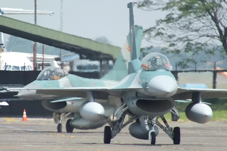 Pada saat Insiden Bawean, Indonesia masih dalam embargo militer terbatas oleh Amerika. Namun kesiapan F-16 masih bisa diandalkan. Buktinya adalah masih melakukan misi CAP jarak jauh hingga ke Aceh dalam rangka Operasi Militer di Aceh. F-16 dan pilotnya belum ada 20 menit pulang ke homebase dari opsmil di Aceh ketika panggilan kembali ke markas untuk melakukan VisID dikeluarkan oleh Komandan Skadron.