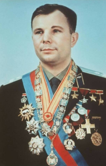 Foto resmi Yuri Gagarin. Tampak menggunakan Bintang Republik Indonesia kelas II.