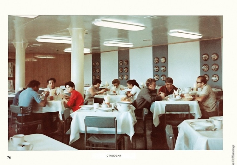 Kafetaria dalam Kapal Pengendali Satelit Milik Soviet 