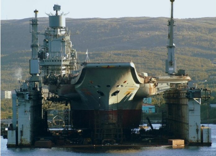Admiral Kuznetsov di Floating Dry Dock D-50 Admiral Kuznetsov di Floating Dry Dock D-50. kedua crane raksasa di kanan kiri dry dock tersebut rubuh dan menimbulkan kerusakan.