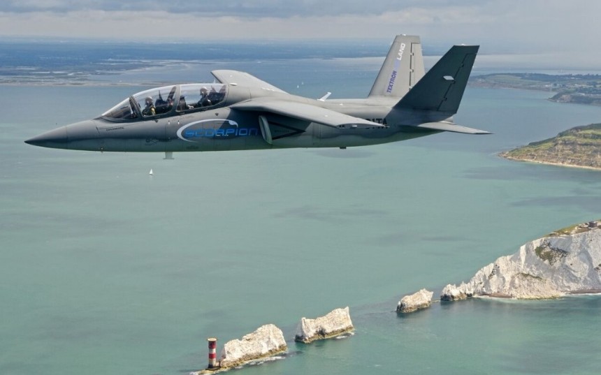 Pesawat Tempur Berharga Murah Textron Airland Scorpion. Pesawat ini dapat digunakan untuk patroli perbatasan dan ZEE karena biaya operasinya yang rendah.