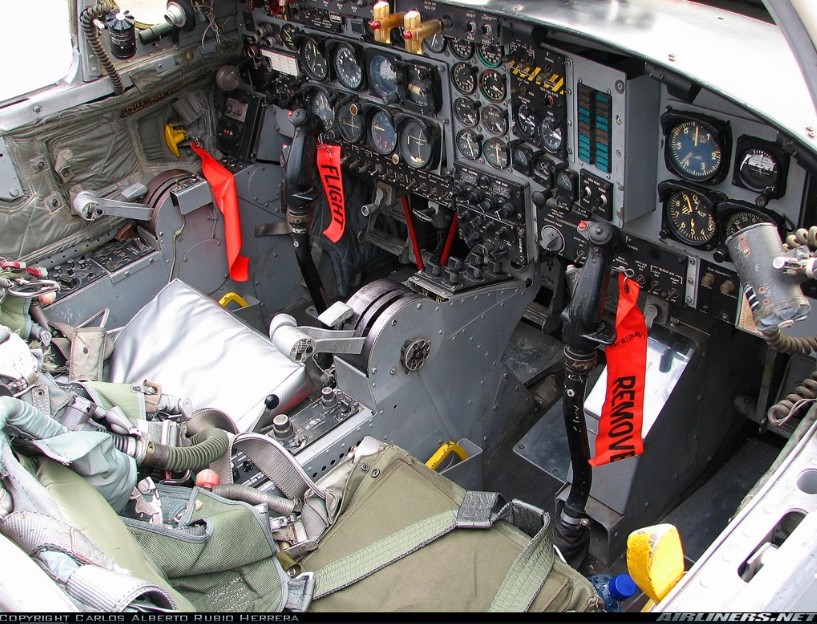 Foto cockpit A-37 Dragonfly.