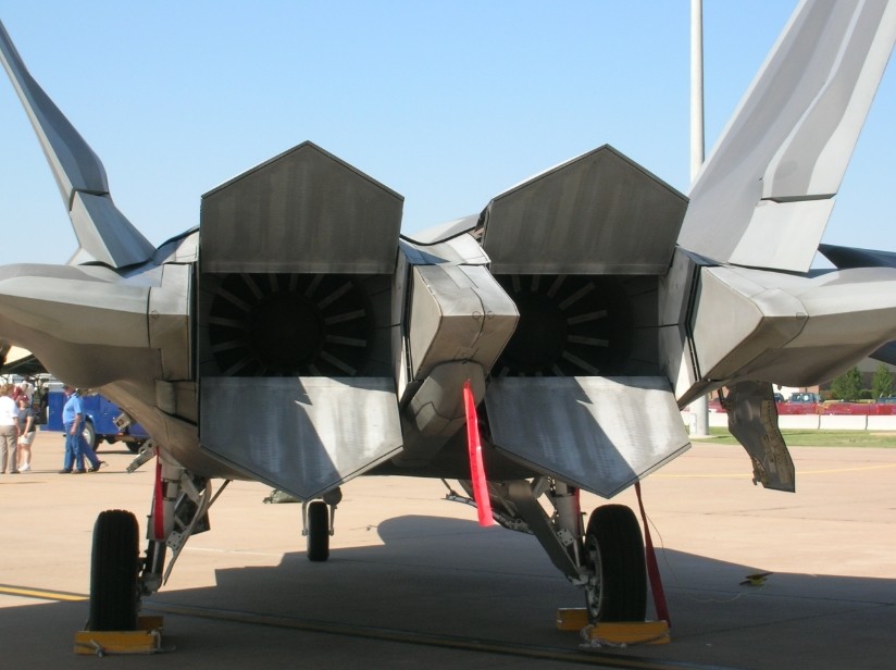 Thrust Vectoring pada F-22 Raptor
