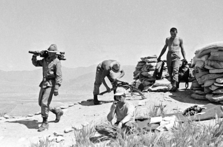 Foto - Foto Dokumentasi Pendudukan Tentara Soviet di Perang Afghanistan Era 80-an. Kolom Kavaleri Soviet di pinggir kota Kabul. Regu mortar Soviet di pegunungan Afghanistan.