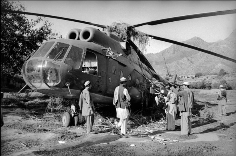 Foto - Foto Dokumentasi Pendudukan Tentara Soviet di Perang Afghanistan Era 80-an. Helikopter Mil Mi-8 jatuh di Afghanistan.