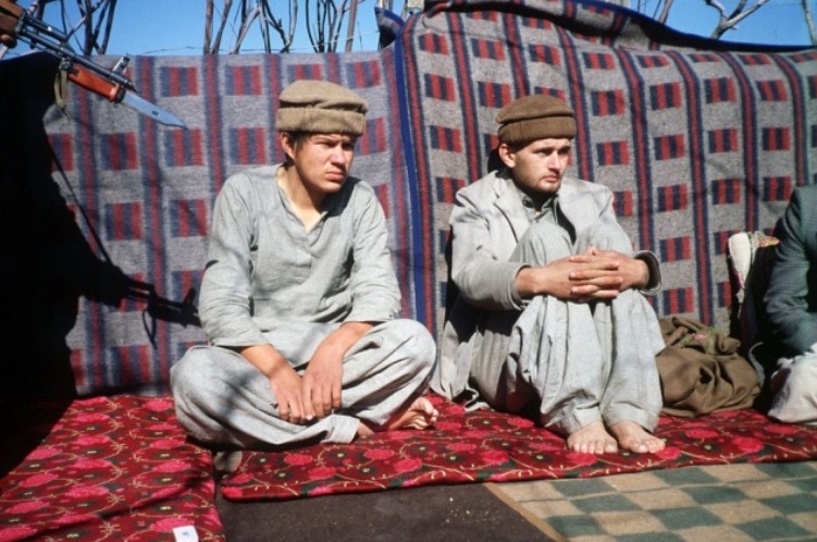 Foto - Foto Dokumentasi Pendudukan Tentara Soviet di Perang Afghanistan Era 80-an. 2 tentara Uni Soviet ditangkap oleh gerilyawan Mujahidin.