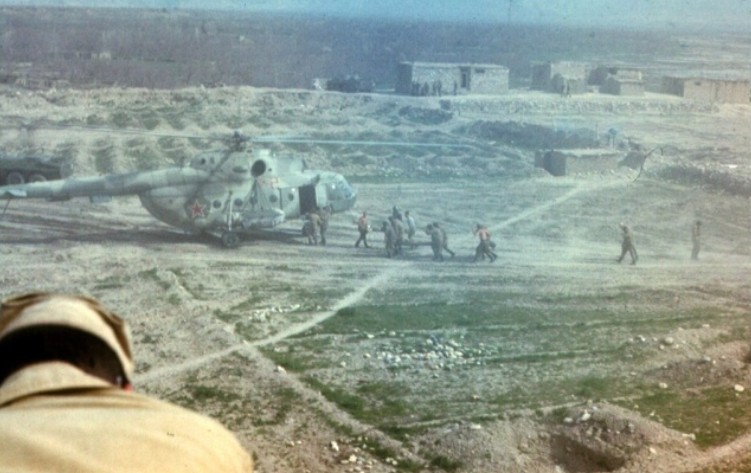 Foto - Foto Dokumentasi Pendudukan Tentara Soviet di Perang Afghanistan Era 80-an. Mil Mi-8 menjadi kuda beban dalam mobilitas udara tentara Uni Soviet.