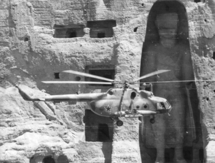 Foto - Foto Dokumentasi Pendudukan Tentara Soviet di Perang Afghanistan Era 80-an. Mi-8 di depan patung Buddha bamiyan. Patung ini saat ini sudah dihancurkan oleh Taliban.
