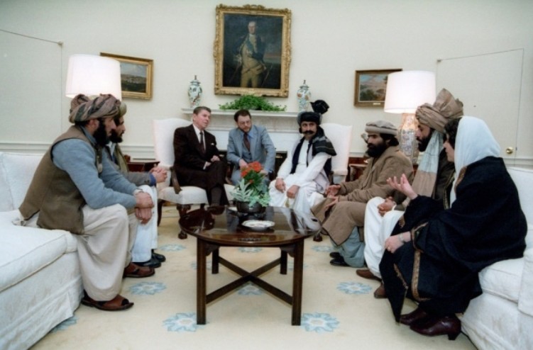Foto - Foto Dokumentasi Pendudukan Tentara Soviet di Perang Afghanistan Era 80-an. Presiden Amerika Ronald Reagan mengundang sejumlah pemimpin gerilyawan Mujahidin Afghanistan ke Gedung Putih.