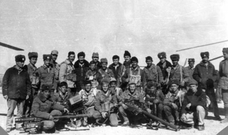 Foto - Foto Dokumentasi Pendudukan Tentara Soviet di Perang Afghanistan Era 80-an. Pasukan Uni Soviet berhasil merebut sepucuk rudal stinger. Rudal ini membongkar keterlibatan CIA dalam perang Afghanistan.