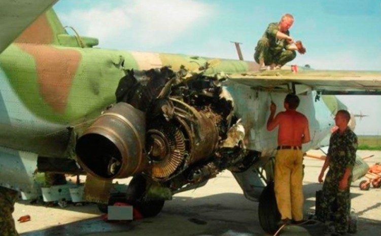 Foto - Foto Dokumentasi Pendudukan Tentara Soviet di Perang Afghanistan Era 80-an. Sukhoi Su-25 tersengat stinger. Pesawat dan pilot selamat, namun sangat mahal untuk memperbaikinya kembali.