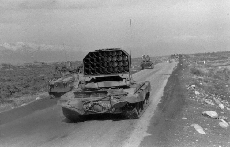 Foto - Foto Dokumentasi Pendudukan Tentara Soviet di Perang Afghanistan Era 80-an. Sukhoi Su-25 tersengat stinger. Rocket flame trower. Sangat jahat sekali, napalmnya membakar dengan tidak pandang bulu.