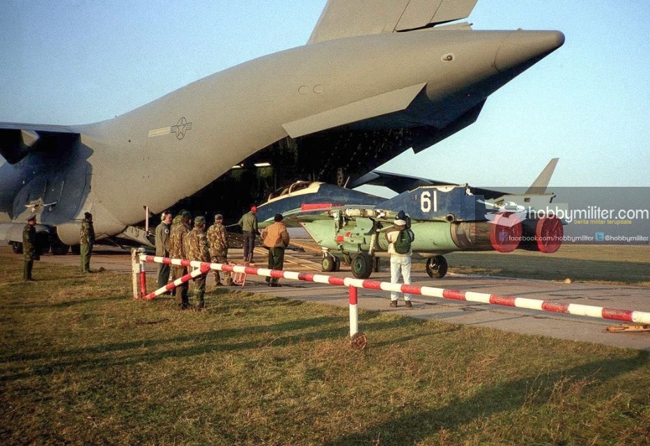Proses loading MiG-29 Moldova ke dalam C-17 Globemaster