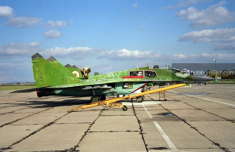 MiG-29 Moldova sedang dipreteli sebelum diangkut ke Amerika