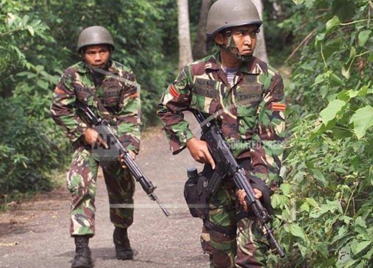 Pasukan TNI di Aceh 2003 masih ada yang tanpa rompi anti peluru.