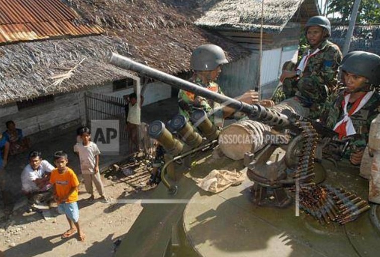 Pasukan Marinir di Aceh dan anak anak