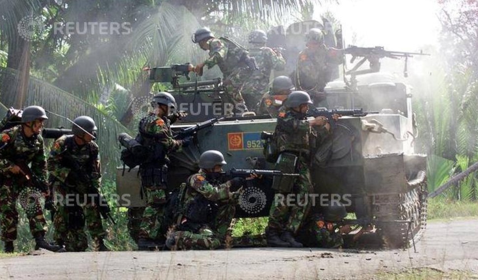 TNI melayani kontak tembak dengan Gerakan Aceh Merdeka, 2003