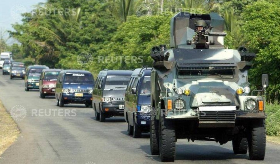 BTR-40 mengawal konvoi travel Medan - Aceh