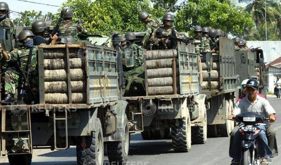 Truk rantis TNI dengan armor batang kelapa. Lapisan batang kelapa ditambah lapisan baja mampu memberikan perlindungan terhadap senjata kaliber kecil.