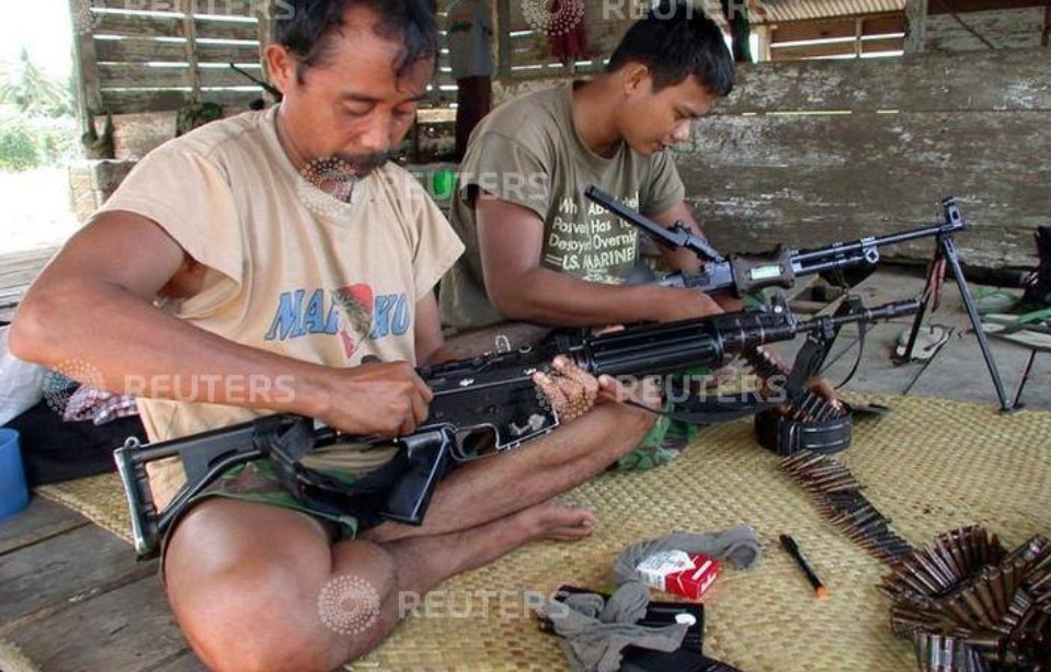 Anggota TNI merawat senjata di Aceh 2003