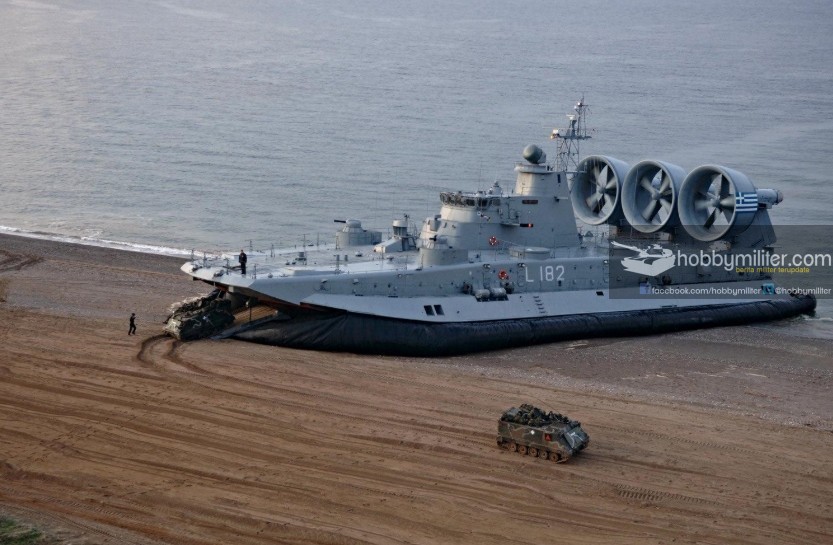 Alutsista Buatan Rusia Yang Masih Jadi Andalan Negara NATO. Zubr Yunani mengantarkan M113 ke pantai.