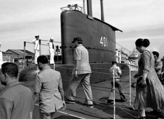 Presiden Suharto dan Ibu Tien meninjau KRI Cakra 401. Indonesia adalah pengguna kapal selam di kawasan.