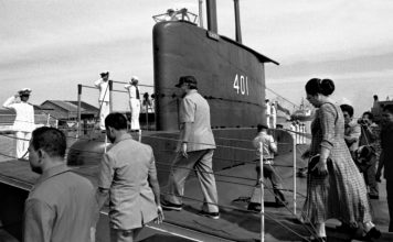 Presiden Suharto dan Ibu Tien meninjau KRI Cakra 401. Indonesia adalah pengguna kapal selam di kawasan.