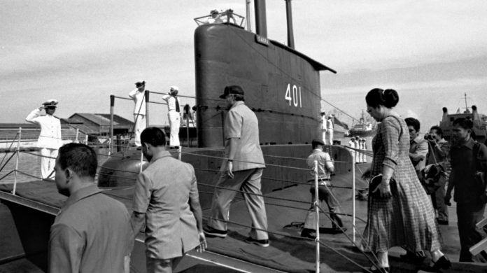 Presiden Suharto dan Ibu Tien meninjau KRI Cakra 401. Indonesia adalah pengguna kapal selam di kawasan.