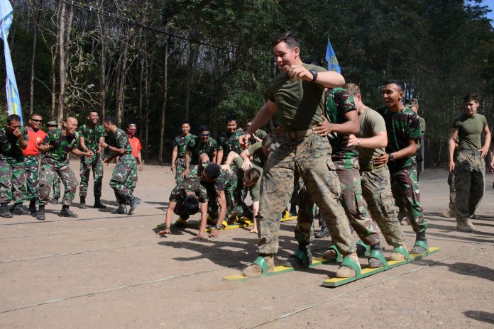 Serunya Marinir Indonesia - Amerika Dalam Lomba Agustusan