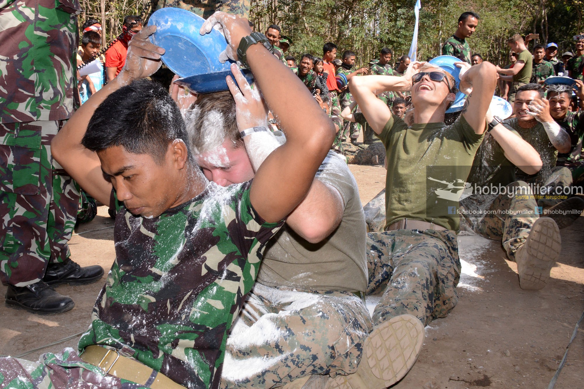 Serunya Marinir Indonesia – Amerika Dalam Lomba Agustusan
