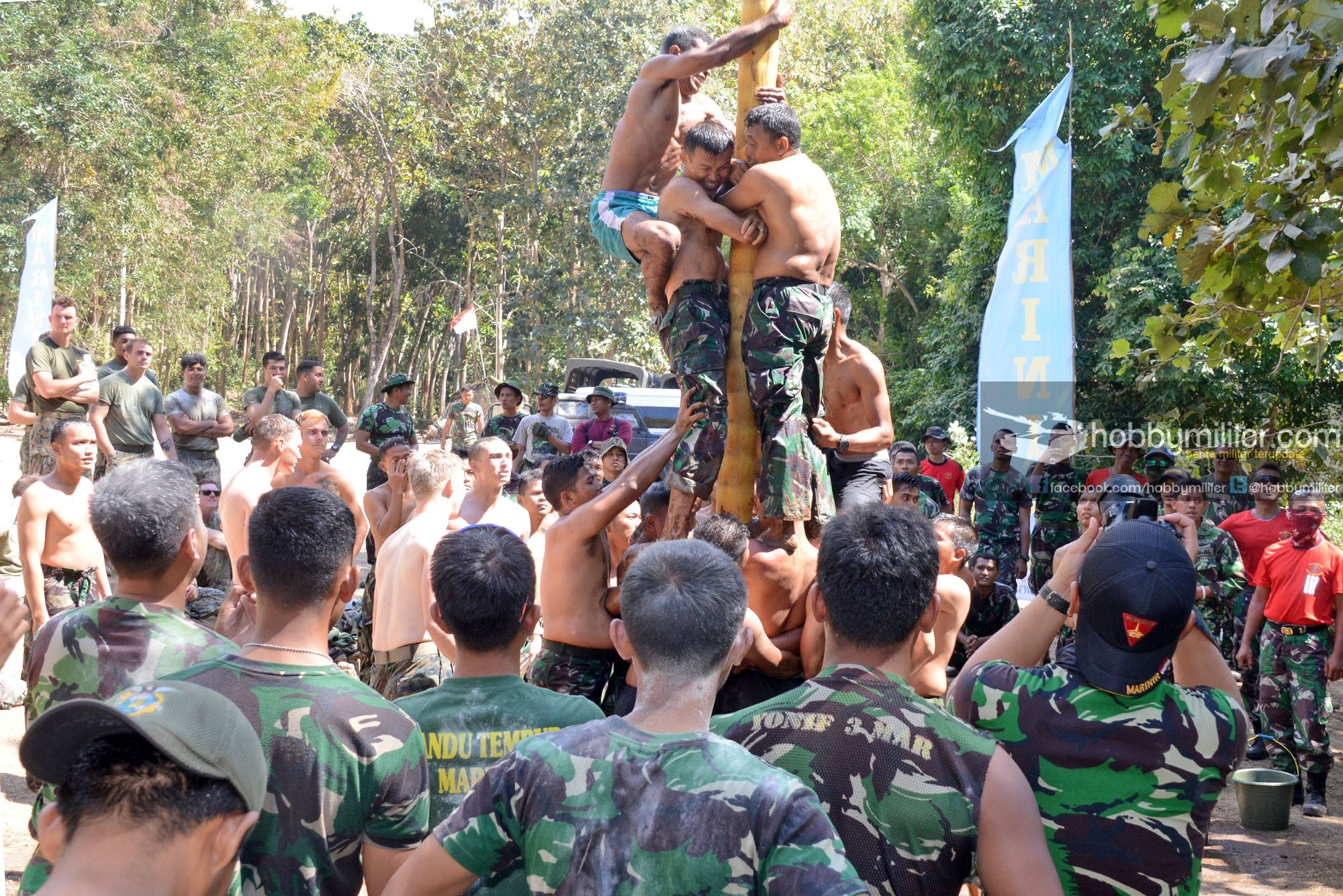 Serunya Marinir Indonesia – Amerika Dalam Lomba Agustusan