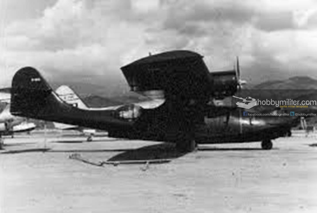 PBY-5A berkelir hitam legam milik perusahaan penerbangan CAT di Clark Field Pesawat ini aktif dalam perannya sebagai bagian dari AUREV