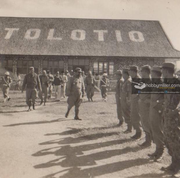 kedatangan Gatot Subroto di bandara Tolotio (Gorontalo) untuk meninjau operasi penumpasan Permesta