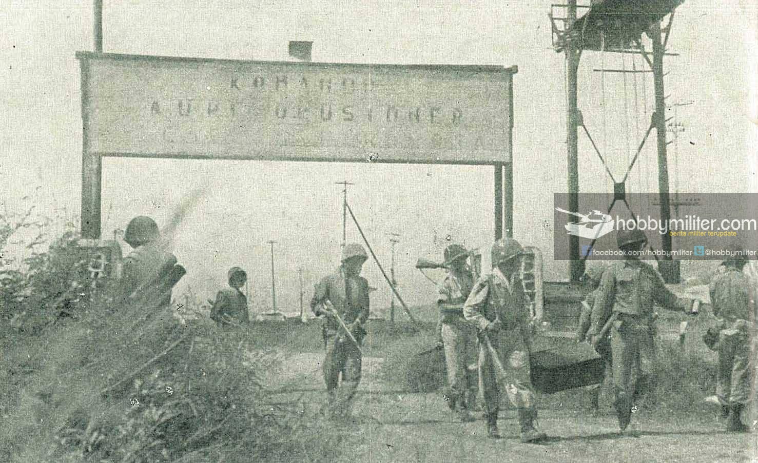 prajurit KKO memasuki lapangan terbang Langowan (penumpasan Permesta)