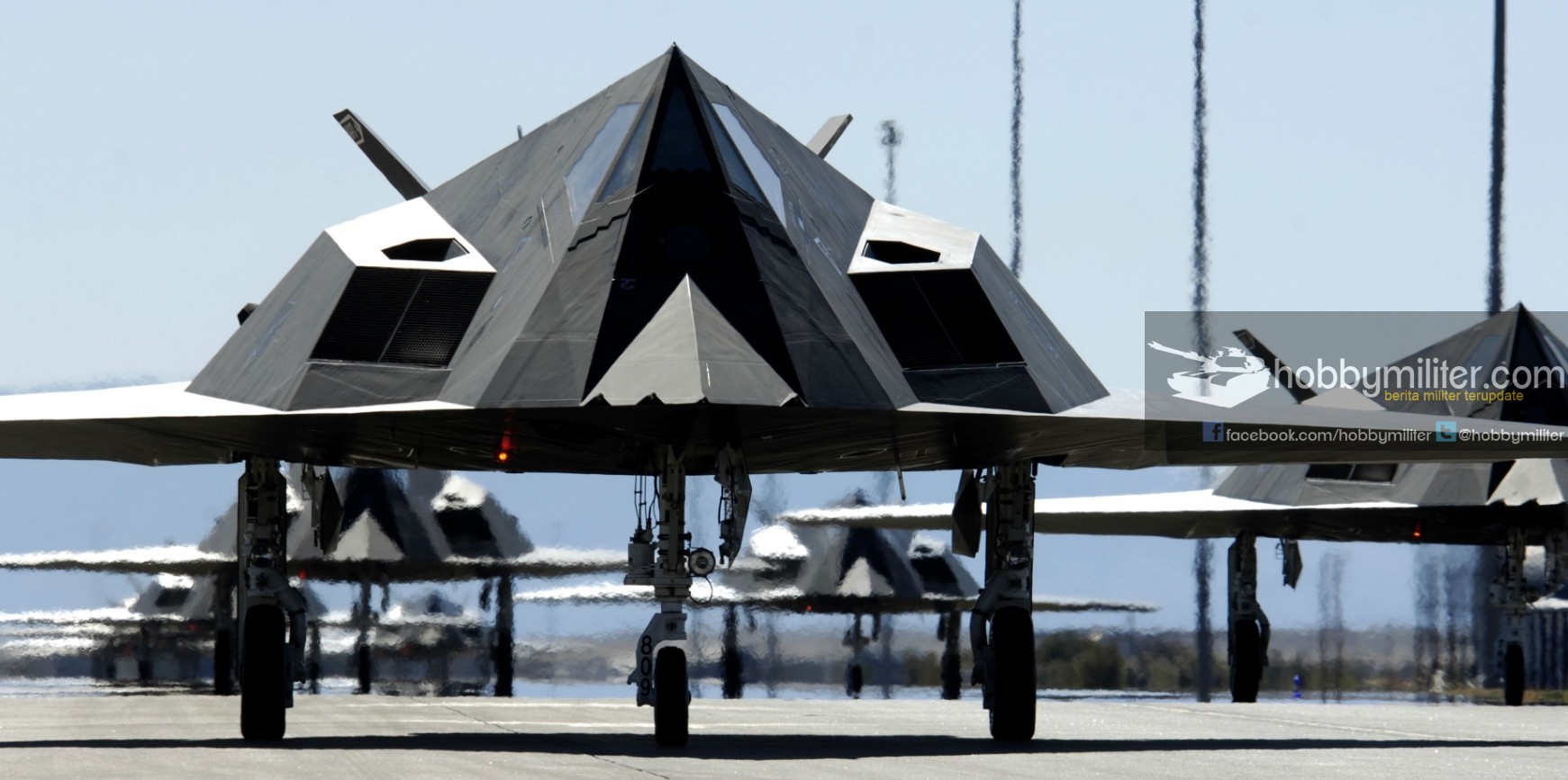 Pesawat Siluman F-117 Nighthawk