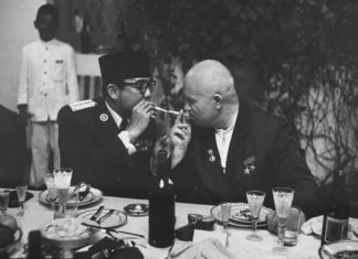 Penyelesaian Hutang Pembelian Alutsista Era 60-an Indonesia Kepada Uni Soviet ukarno bersama Nikita Khrushchev. LIFE/John Dominis