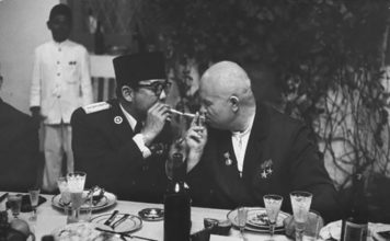 ukarno bersama Nikita Khrushchev. LIFE/John Dominis