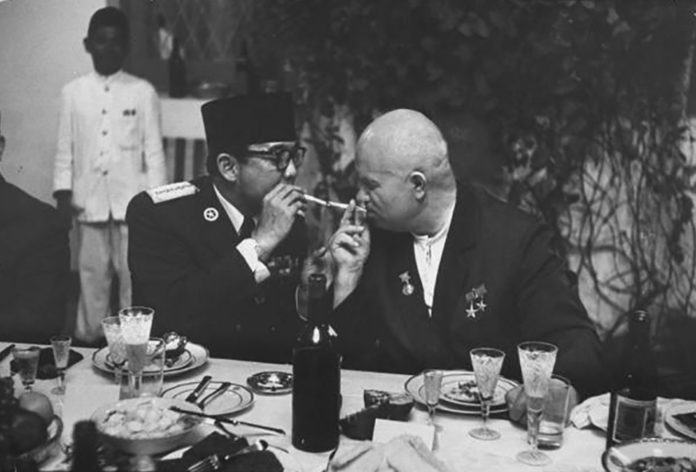 ukarno bersama Nikita Khrushchev. LIFE/John Dominis