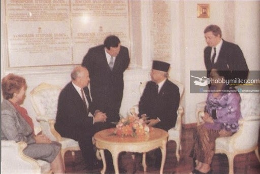 Presiden Soeharto bersama Pimpinan Uni Soviet Mikhail Gorbachev.