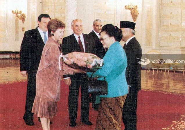 Ibu Tien Soeharto menerima karangan bunga dari Raisa Gorbachev disaksikan Presiden Gorbachev dan Presiden Soeharto