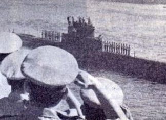 Para anggota Korps Hiu Kencana yang mengawaki Kapal Selam RI Nagaransang memberi penghormatan terakhir kepada pejabat-pejabat militer Pakistan (buku Sewindu Komando Jenis Kapal Selam, 12 September 1967)