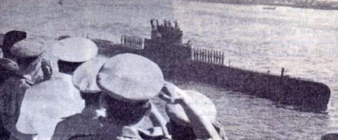 Para anggota Korps Hiu Kencana yang mengawaki Kapal Selam RI Nagaransang memberi penghormatan terakhir kepada pejabat-pejabat militer Pakistan (buku Sewindu Komando Jenis Kapal Selam, 12 September 1967)