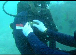 Kadislambair Koarmada II Dapatkan Brevet Kehormatan Penyelam TNI AL Kadislambair Terima Brevet Penyelam TNI AL