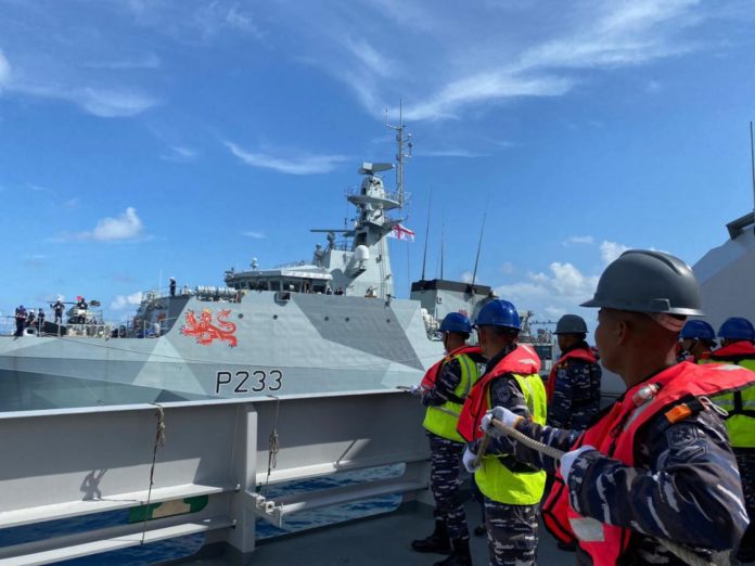 Passex HMS Tamar P233 – KRI Frans Kaisiepo 368 Di Laut Jawa, Bukti Navy Brotherhood TNI-AL Dengan Royal Navy Passex HMS Tamar P233 – KRI Frans Kaisiepo 368 Di Laut Jawa, Bukti Navy Brotherhood TNI-AL Dengan Royal Navy