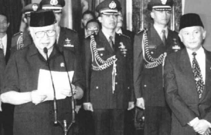 Ciri-Ciri Order Baru PemerCiri-Ciri Order Baruintahan Sentralistik Ciri-ciri orde baru selanjutnya adalah pemerintahan sentralistik. Artinya sistem pemerintahan hanya menguatkan kekuasaan terpusat terhadap daerah. Hal ini dikarenakan ketergantungan tinggi dari pemerintah daerah kepada keputusan pemerintah pusat. Di jaman orde baru, kebijakan pemerintah yang sentralistik ini merupakan kebijakan ekonomi dan pembangunan dan juga penerapan pada kebijakan politik.